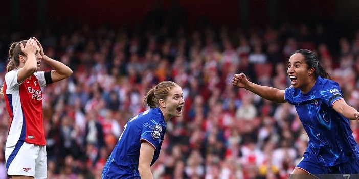 Chelsea beat Arsenal to go top of WSL