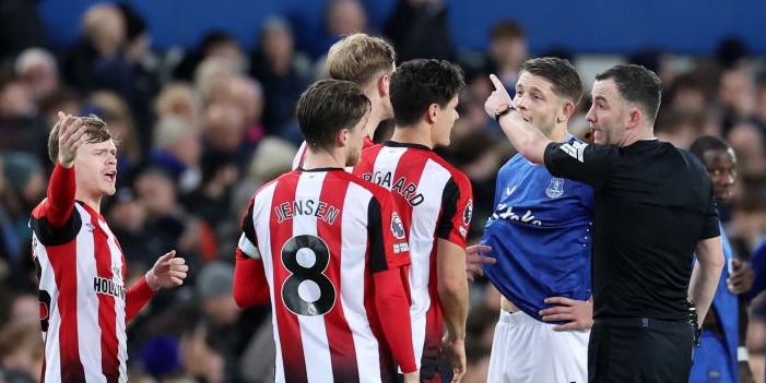 Ten-man Brentford battle to earn point at Everton